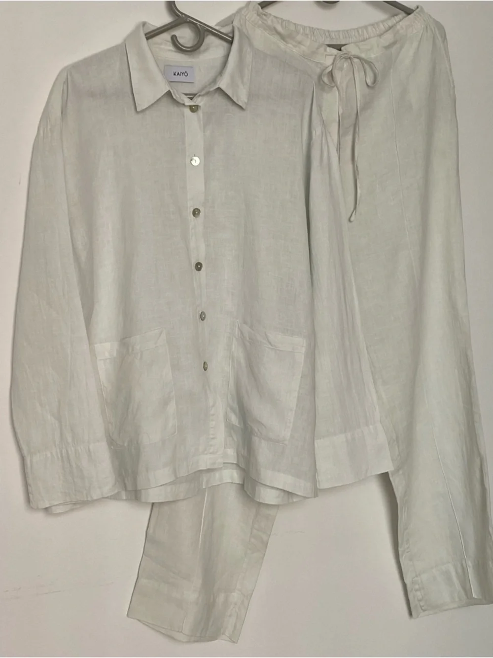 Soft Linen Set with Shell Buttons - Picture 2 of 16